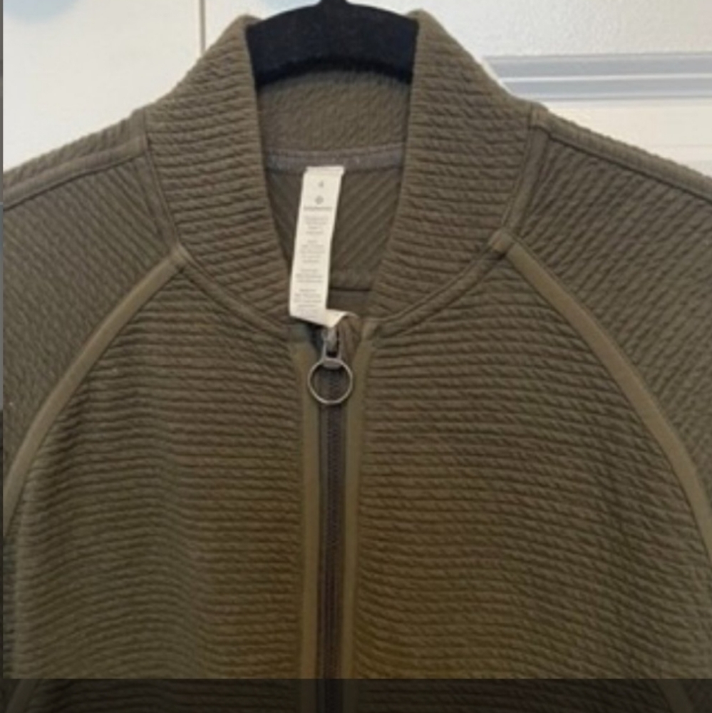 NWOT!! 🍋  Lululemon Jacket  size 4 - Picture 7 of 7